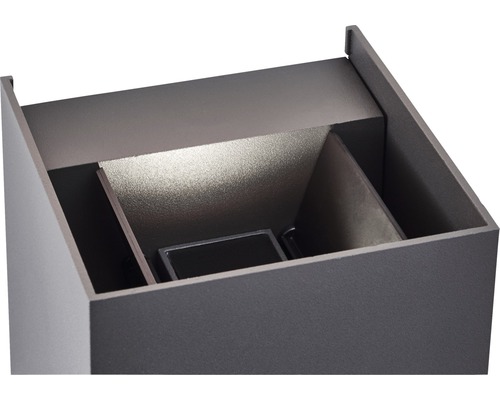 Nahaufnahme einer grauen Aussenleuchte mit Innenleben