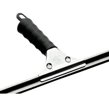 Fensterwischer mit schwarzem Griff und Metallrahmen