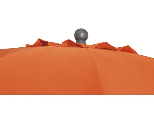 Detailansicht eines orangefarbenen Sonnenschirms