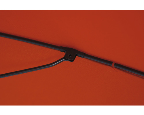 Detailaufnahme eines Sonnenschirmgestells mit Streben und Verbindungselementen.