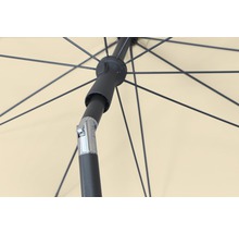 Detailansicht eines Sonnenschirms mit Streben und Mechanismus