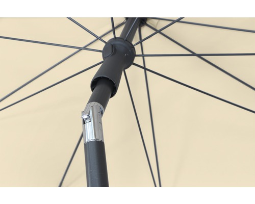 Detailansicht eines Sonnenschirms mit Streben und Mechanismus