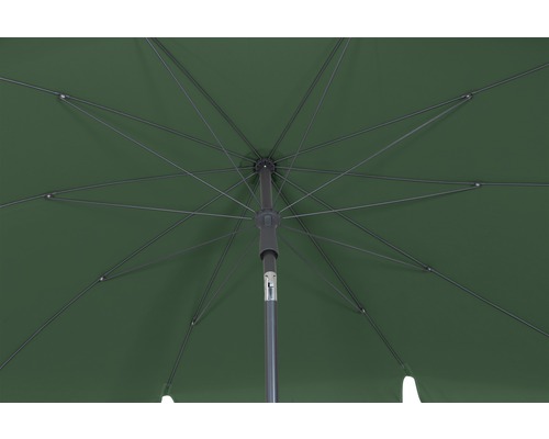 Ansicht von unten auf einen Sonnenschirm mit Metallgestell