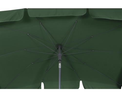 Blick von unten auf einen grünen Sonnenschirm mit Streben