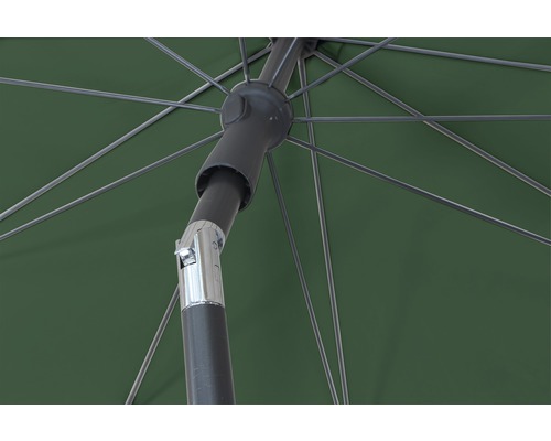Detailansicht eines geöffneten Gartenschirms mit Streben