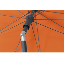 Detailansicht eines orangefarbenen Sonnenschirms mit Mast und Streben