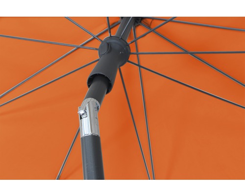 Detailansicht eines orangefarbenen Sonnenschirms mit Mast und Streben