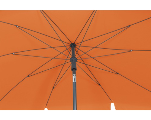 Detailansicht von unten eines Gartenschirms mit Gestell
