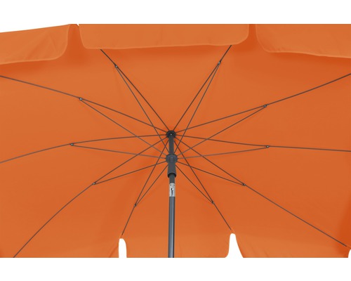 Ansicht von unten auf einen Sonnenschirm