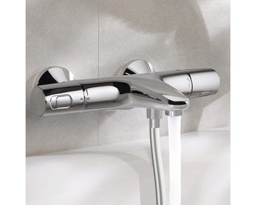 Aufputz-Thermostatarmatur im Badezimmer mit Wasserfluss.