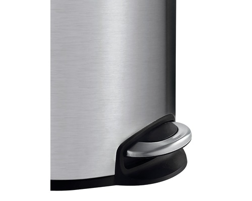 Detailansicht eines Treteimers aus Edelstahl mit Fußpedal