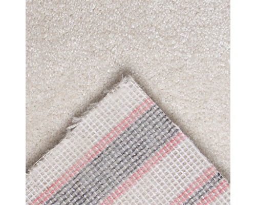 Nahaufnahme eines hellen Teppichs mit Textilrücken