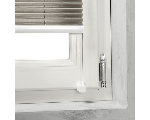 Detailansicht einer Fensterdekoration mit Jalousie