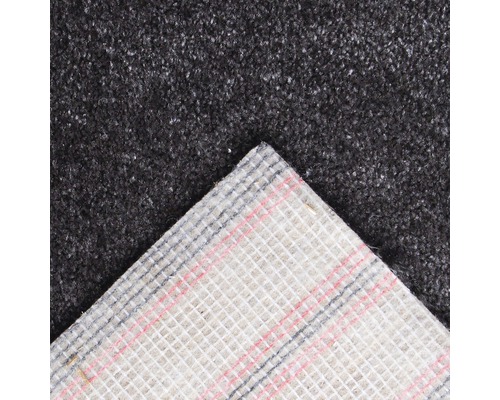 Detailansicht eines grauen Teppichbodens mit Textilrücken