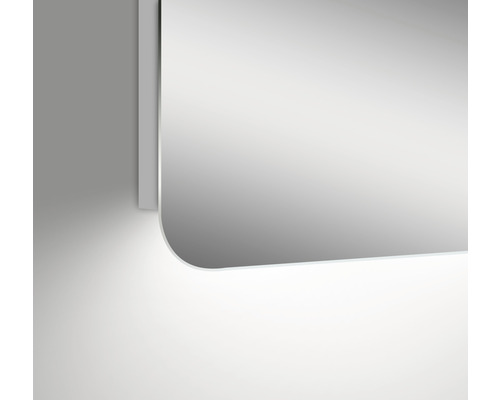 Detailansicht eines rechteckigen Spiegels mit Beleuchtung