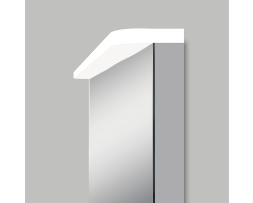 Detailansicht eines Spiegelschranks mit Beleuchtung