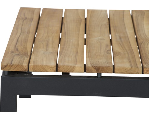 Detailansicht einer Gartenbank aus Teakholz mit Metallgestell