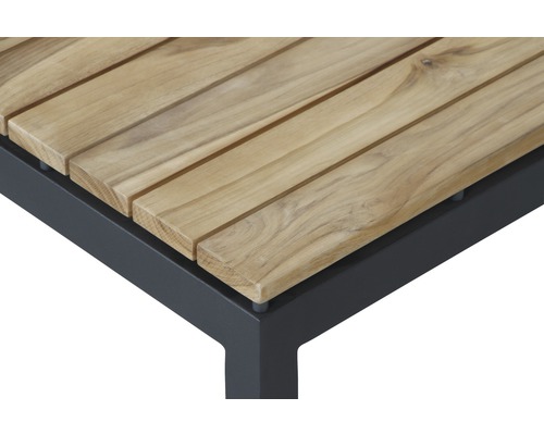 Detailansicht einer Gartentischplatte aus Holz mit Metallgestell