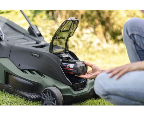 Aufsitzrasenmäher mit eingesetztem Akku