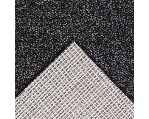 Schwarzer Teppich mit rutschfester Unterseite.