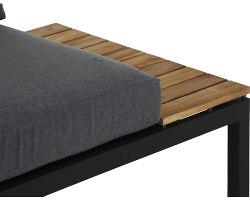 Detailaufnahme eines Gartensessels mit grauer Polsterung und Holzauflage auf einem schwarzen Metallgestell.