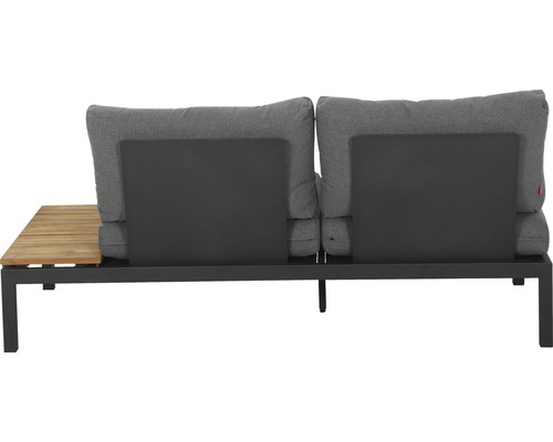 Gartenlounge mit grauen Kissen, Holzablage und dunklem Rahmen