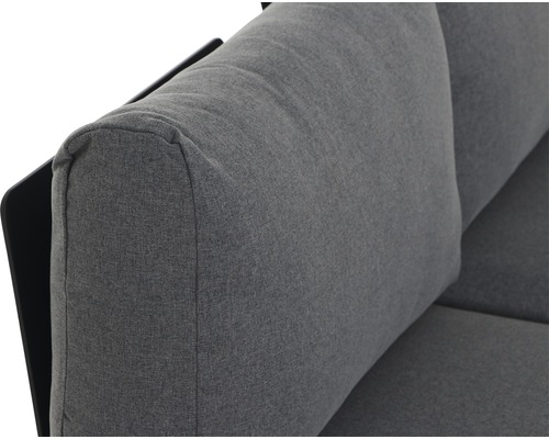 Detailansicht eines grauen Sofas mit Stoffbezug und Armlehne