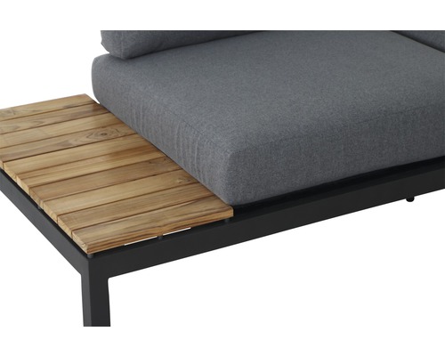 Nahaufnahme eines Gartensofas mit Holzablage und grauen Polstern
