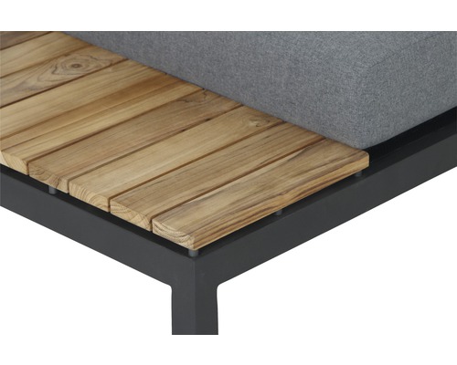 Detailansicht eines Gartensessels mit Holzauflage und Polster