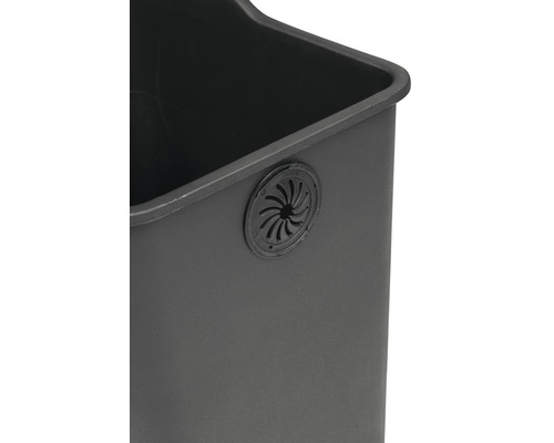 Detailansicht eines Pflanzkübels mit Wasserablauf