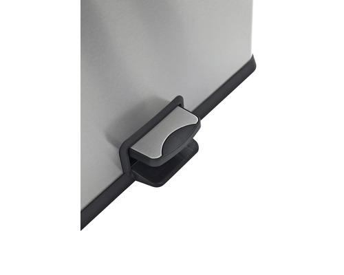 Detailansicht eines Tretabfalleimers aus Edelstahl mit Tretmechanismus