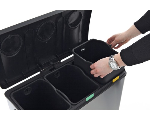 Abfalltrennsystem mit drei Behältern und einer Person, die einen Behälter einsetzt