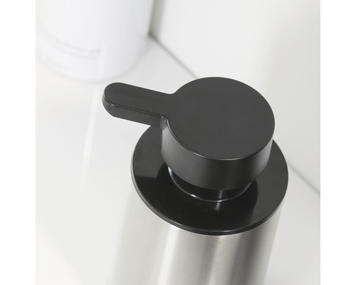 Detailansicht eines Seifenspenders mit schwarzem Pumpkopf und Edelstahlbehälter