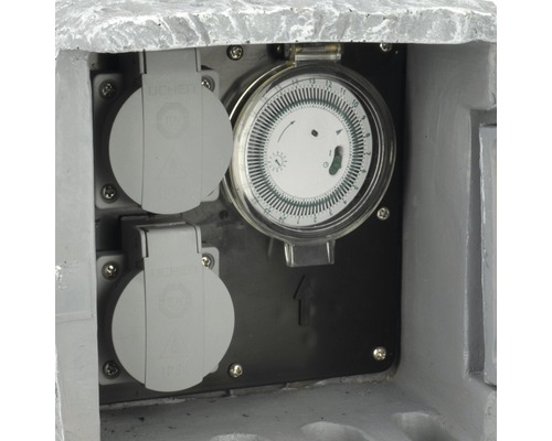 Detailansicht einer Zeitschaltuhr mit zwei Steckdosen