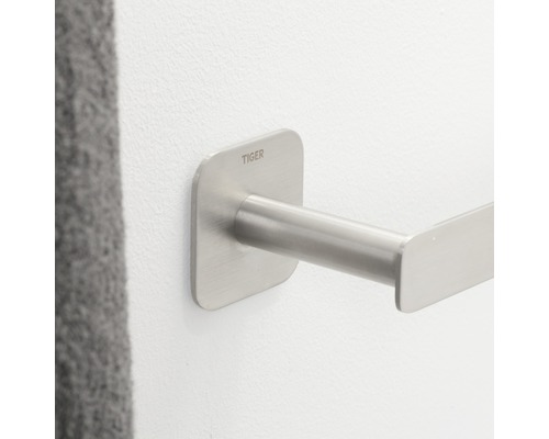 Tiger Logo auf einem silberfarbenen Handtuchhalter zur Wandmontage