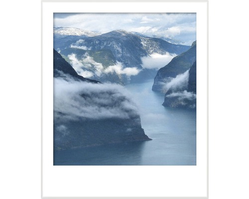 Gerahmtes Bild einer Berglandschaft mit See und Nebel