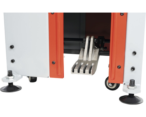 Detailansicht einer Metallfußbedienung an einer Maschine mit verstellbaren Füßen und Rädern