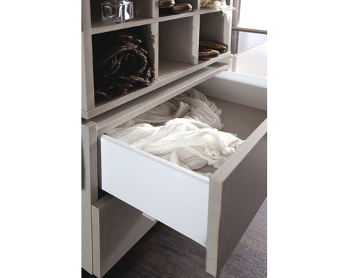 Schrank mit Schublade und offenen Fächern zur Aufbewahrung von Kleidung und Accessoires