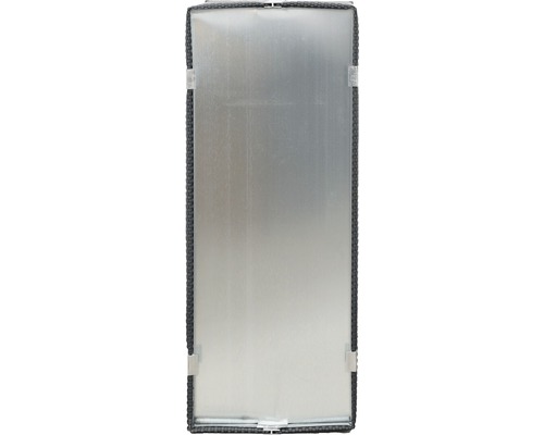 Rückseite eines Sichtschutzelements mit Rattanrahmen und Metallbefestigungen