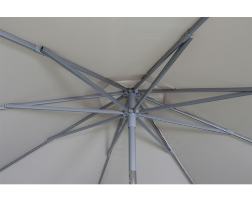 Unteransicht eines Sonnenschirms mit Streben und Schirmdach