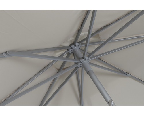 Innenansicht eines geöffneten Sonnenschirms mit Metallgestell und hellem Stoffbezug