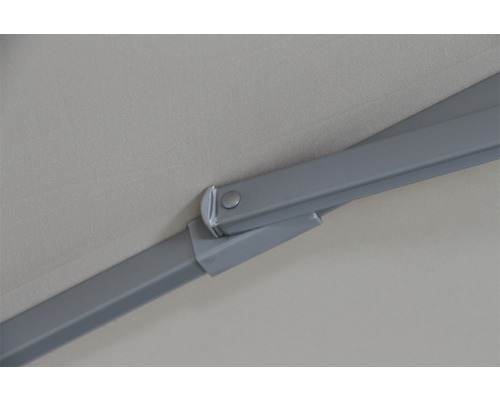 Detailaufnahme des Gestells und Schirms eines Sonnenschirms