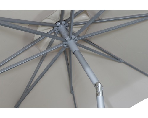 Ansicht der Unterseite eines Sonnenschirms mit Streben