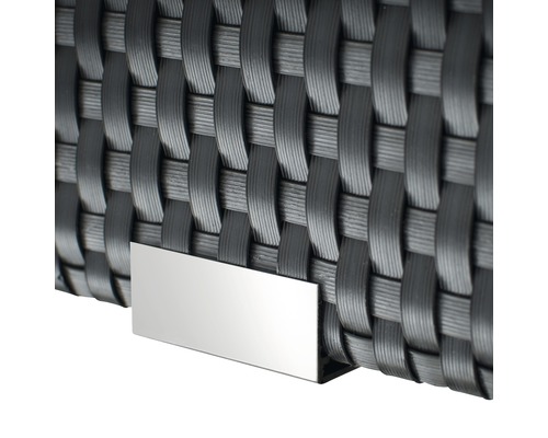 Detailansicht von Rattanmöbeln mit Metallakzent