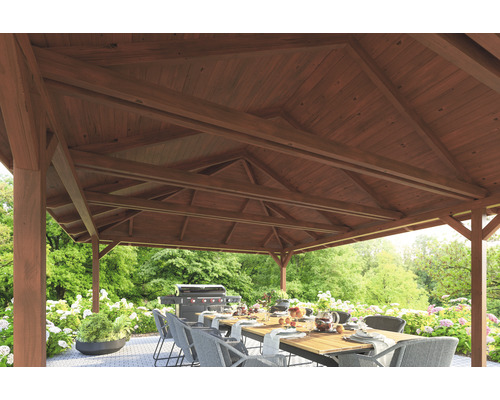 Holzpavillon mit Grill und Esstisch im Garten