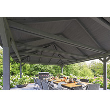 Überdachter Terrassenbereich mit Esstisch, Stühlen und Grill im Hintergrund