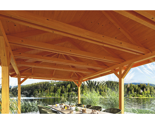 Holzpavillon mit gedecktem Tisch im Freien