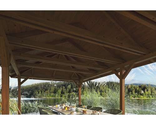 Holzpavillon mit Esstisch und Blick auf den See
