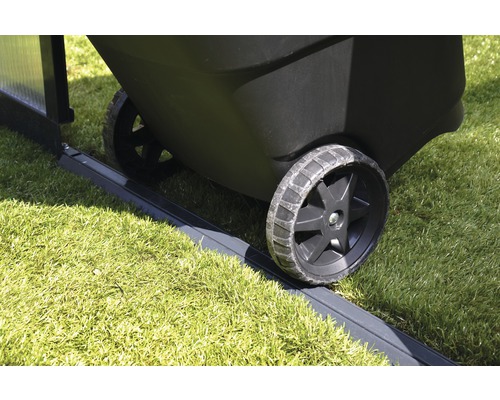 Detailaufnahme von einem Komposter mit Rädern auf einer Führungsschiene im Garten