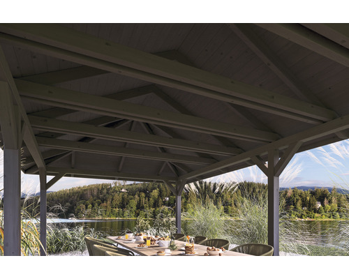 Blick unter den Unterstand mit Tisch und Seeblick